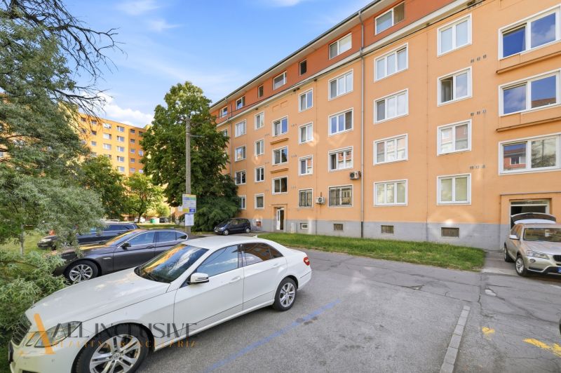 The exterior of the residential complex on Kukučínova Street in Dunajská Streda with a parking lot for a 3-room apartment.