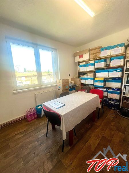 Meeting in commercial premises with a wooden decor floor and a window.