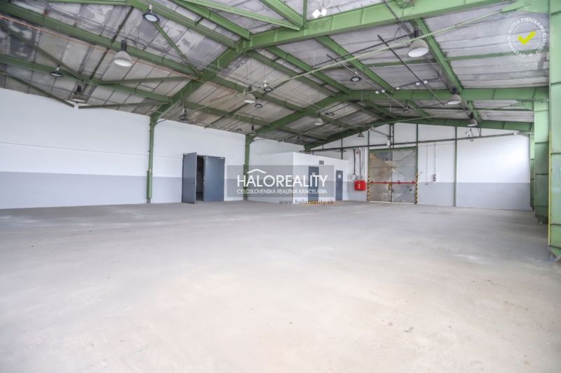 Spacious production areas with high ceilings and exposed metal structure.
