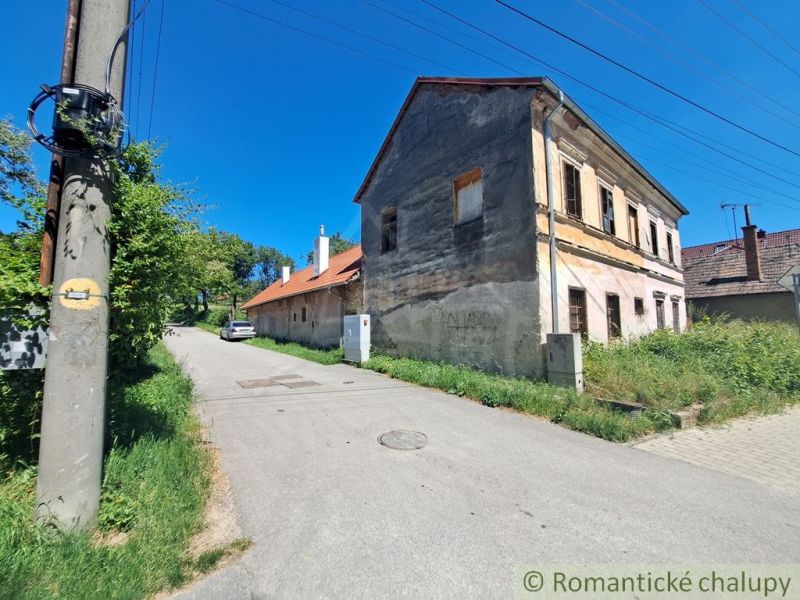 A street with a family house with older facade cladding in Klátova Nová Ves.