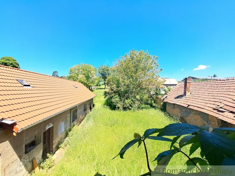 A family house in Klátova Nová Ves with a large green yard and garden.