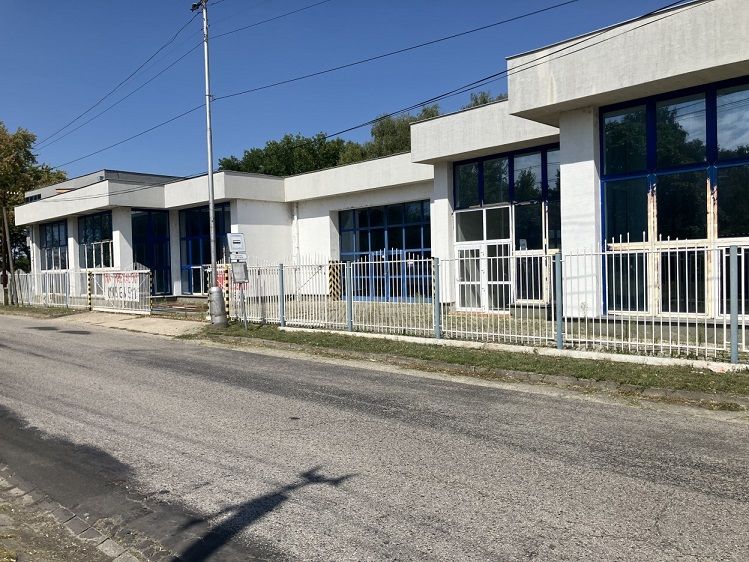 The building on 1. Mája Street in Hurbanovo serves as warehouses and halls.