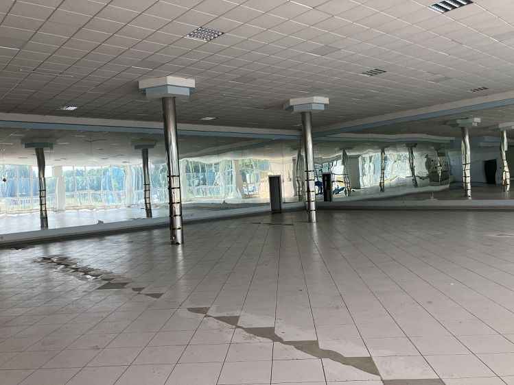 Spacious commercial spaces with tiles and mirrors, suitable for various uses.