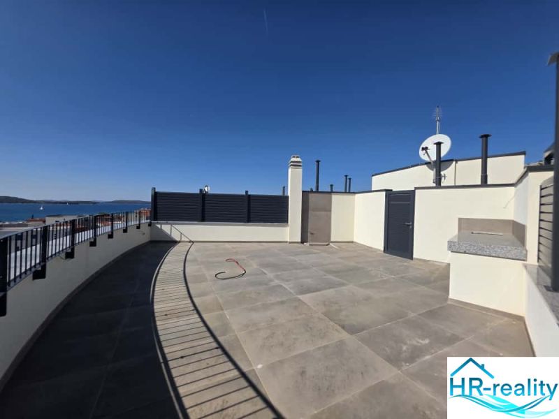 Terrace roof with sea view in a 2-room apartment in Žaborić.