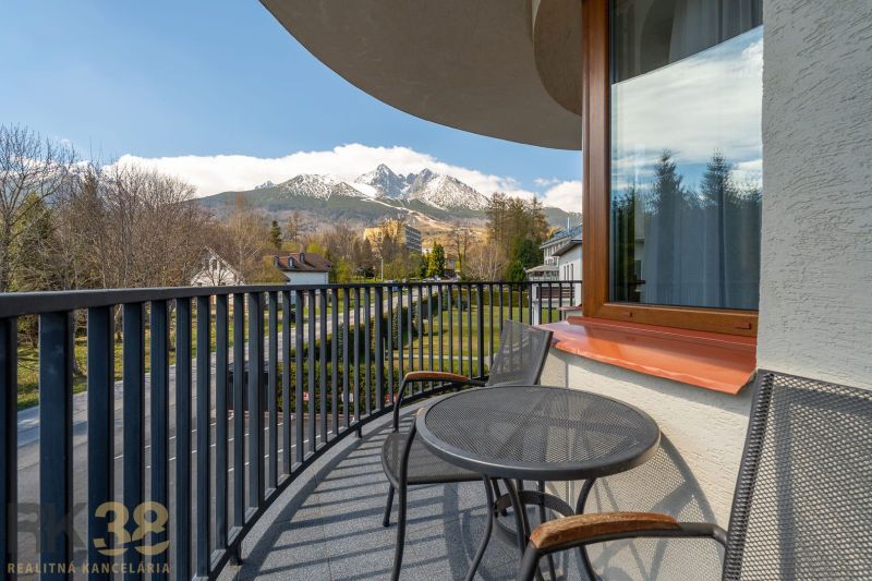 A balcony of a 3-room apartment in Tatranská Lomnica with a view of snow-covered mountains.