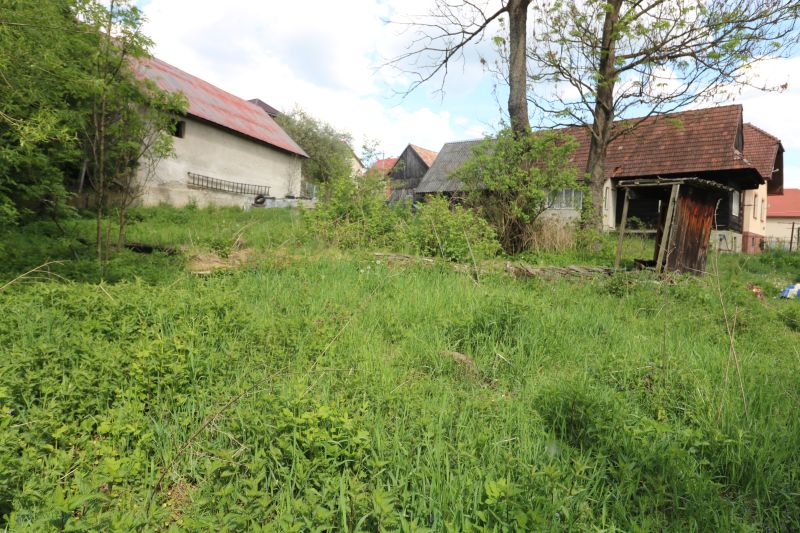 Construction of houses on Matúšovská Street in Žaškov with old buildings and greenery.