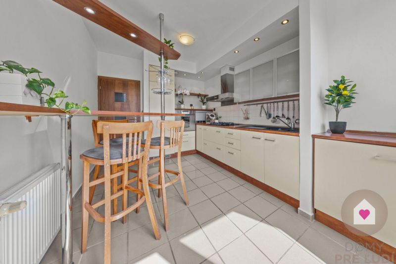 A kitchen in a 4-room apartment with a bar counter and light tiles.