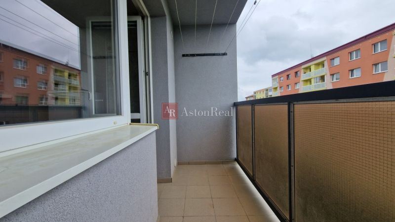 A balcony in a 2-room apartment on Karola Kuzmányho Street in Kežmarok with a view of the neighboring apartment buildings.
