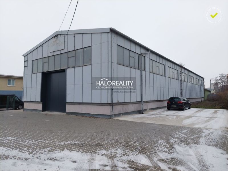 Warehouses and halls in KE - Džungľa with a large industrial building and asphalt area.