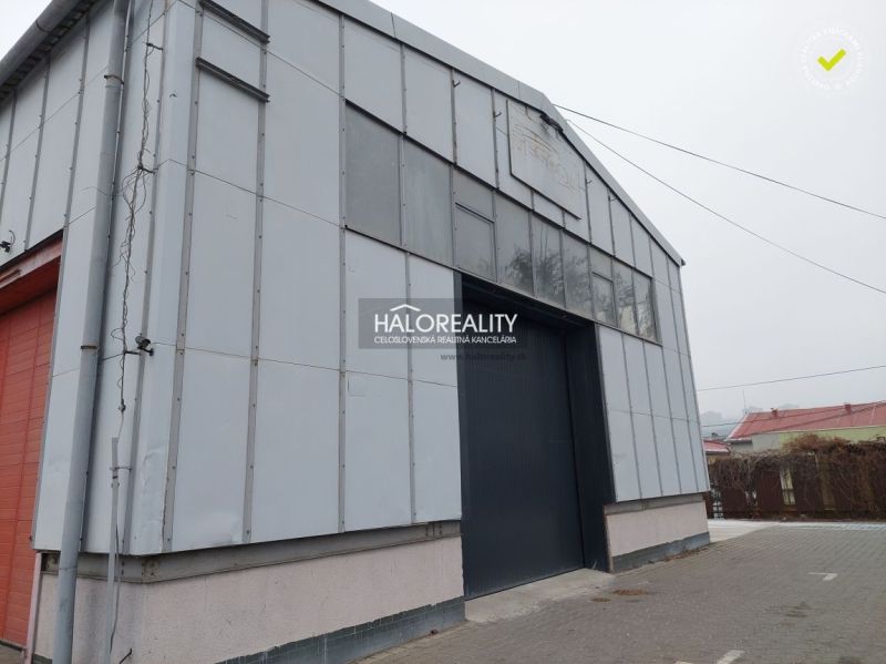 Warehouses and halls in KE - Džungľa with metal cladding and a large entrance.