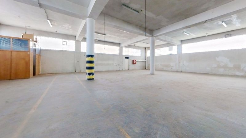 Space in warehouses and halls with concrete floors and steel columns.
