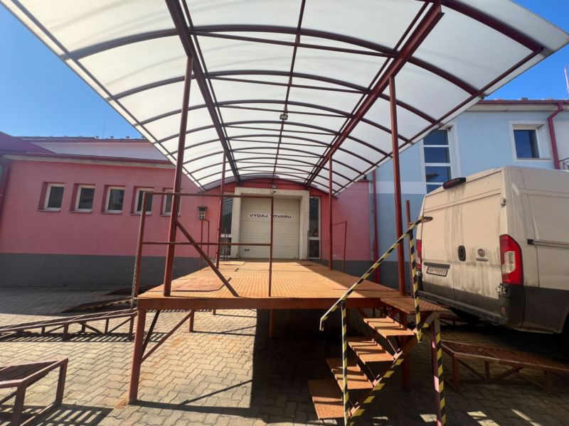 Loading ramp with metal roof in Kremnička, Banská Bystrica, production premises.