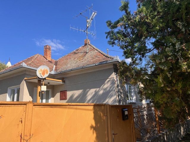 A family house in Vrakúňa with a TV antenna and satellite on the roof.