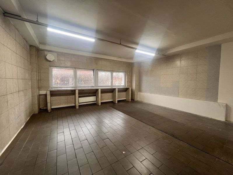 The commercial premises with tiles have large windows and lighting.