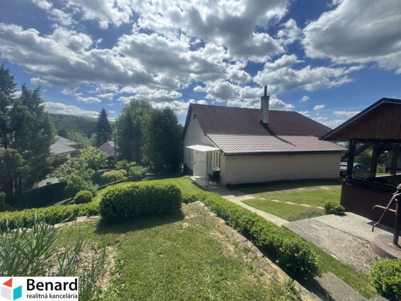 A family house in Orlov with a large garden and a gazebo on the property.