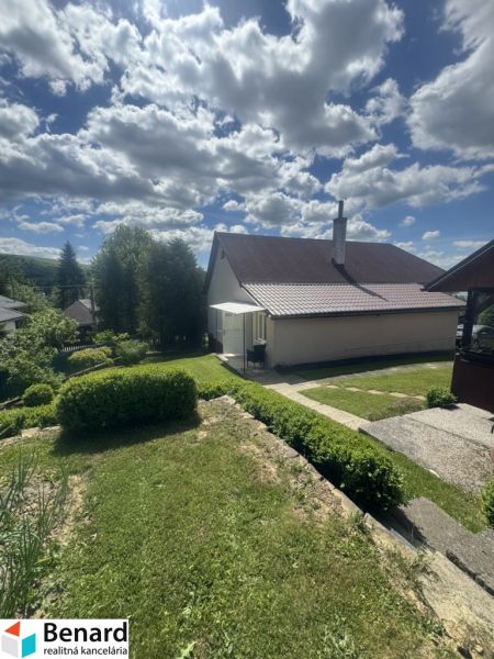 A family house in Orlov with a garden and a manicured lawn in sunny weather.