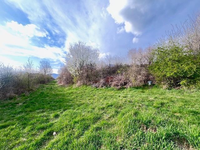 Green plot in Azalkova, Banská Bystrica, suitable for living, with a view of the sky.