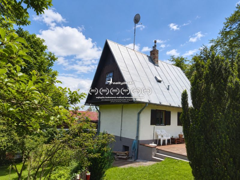 A family house on Horné Otrokovce Street in Horné Otrokovce surrounded by greenery and a blue sky.