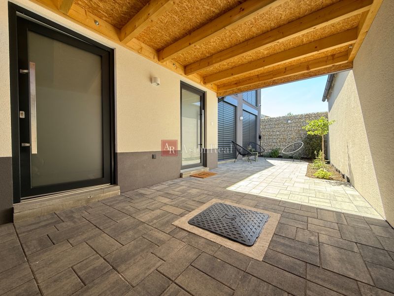 The entrance terrace of a family house on Orviský kút in Piešťany with paving and a wooden ceiling.