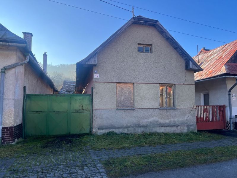 The family house on Hrnčiarska Street in Ľubietová, Banská Bystrica district, needs a roof renovation.