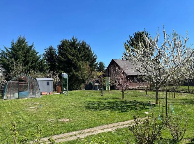 Garden with lawn and trees in Bratislava - Vrakuňa on Hrušovská Street. Plots - residential.