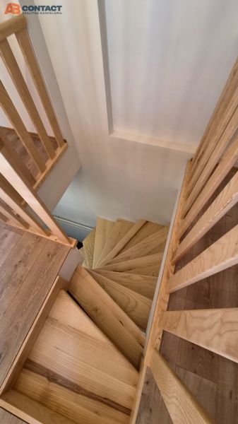 Wooden stairs and floor with a wooden decor in a 2-room apartment.