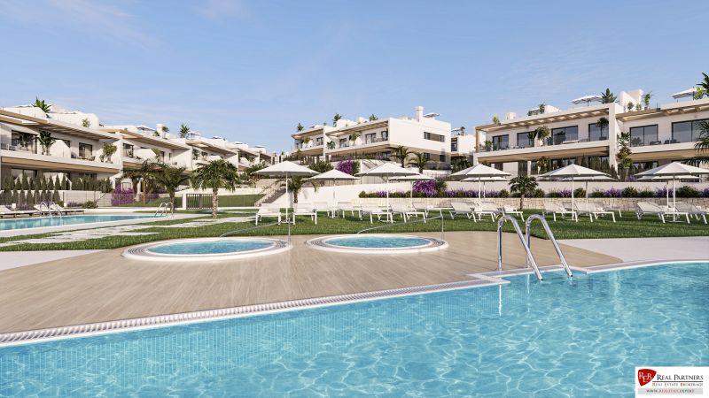 Apartments with pools and sunbeds in Torrevieja suitable for 2-bedroom apartments.