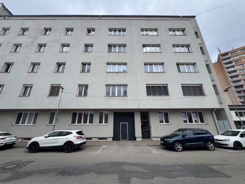 A five-story apartment building in Ružomberok with parking; potential for a 3-room apartment.