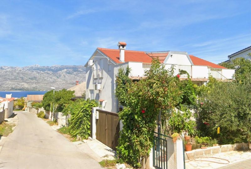 A family house in Ražanac surrounded by greenery with views of the mountains and the sea.