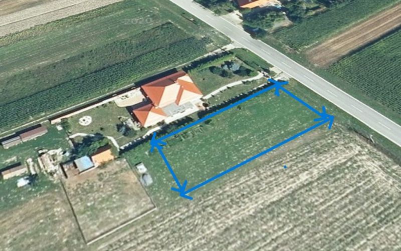 A plot for residential use in Kráľov Brod by the road, surrounded by agricultural land.