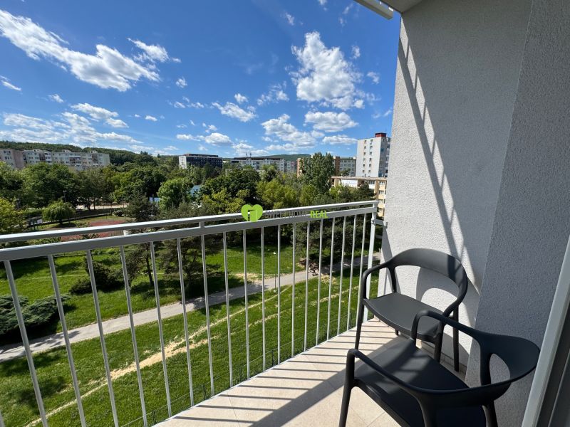 The balcony of a studio apartment on Kysucká Street in Košice with a view of greenery.