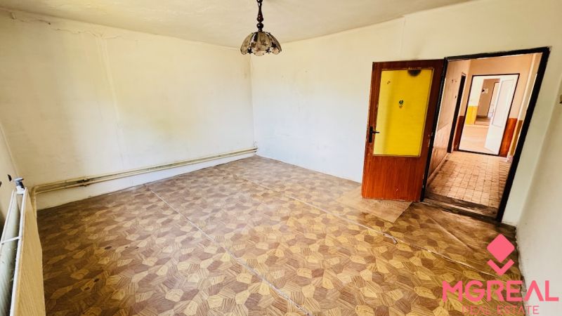 A room with a wooden decor floor and a lamp in a family house.