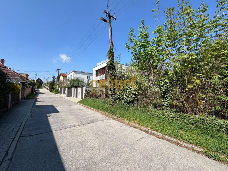 Na riviére Street in Bratislava - Karlova Ves with family houses surrounded by greenery.