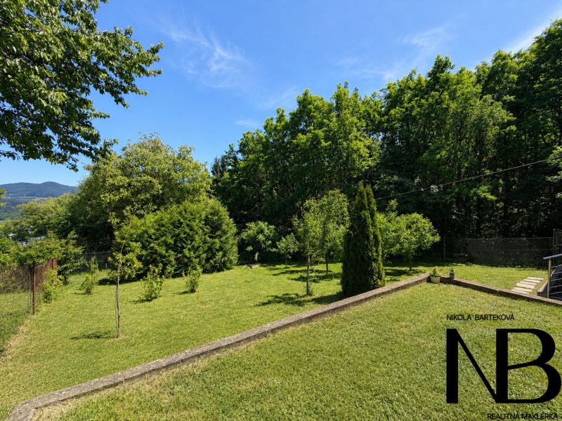 A garden with a lawn and trees in Považská Bystrica on Klučina Street near the Cottage.