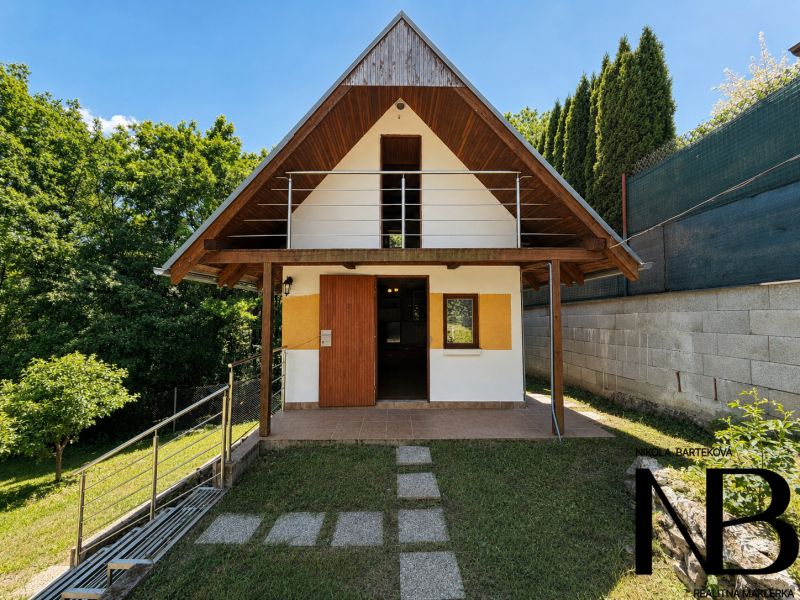 The cottage on Klučina in Považská Bystrica surrounded by nature with wooden details.