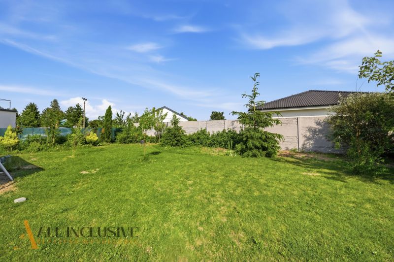 Garden at a family house on Veľké Blahovo Street in Dunajská Streda with a lawn and trees.