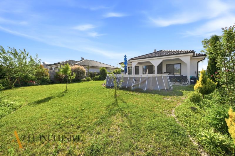 A garden at a family house in Veľké Blahovo, Dunajská Streda with a swimming pool and greenery.