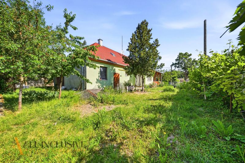 A garden and a family house in Hviezdoslavov, surrounded by trees and greenery.