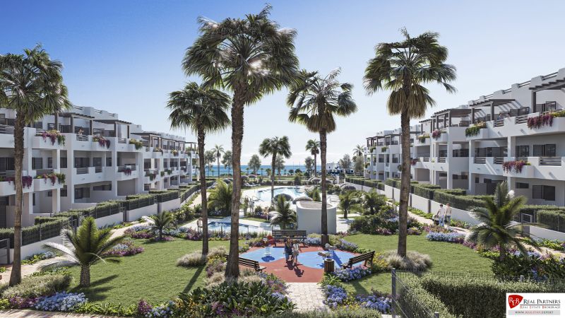 A recreational apartment in Pulpí with palm trees, a pool, and a garden, ideal for relaxation.