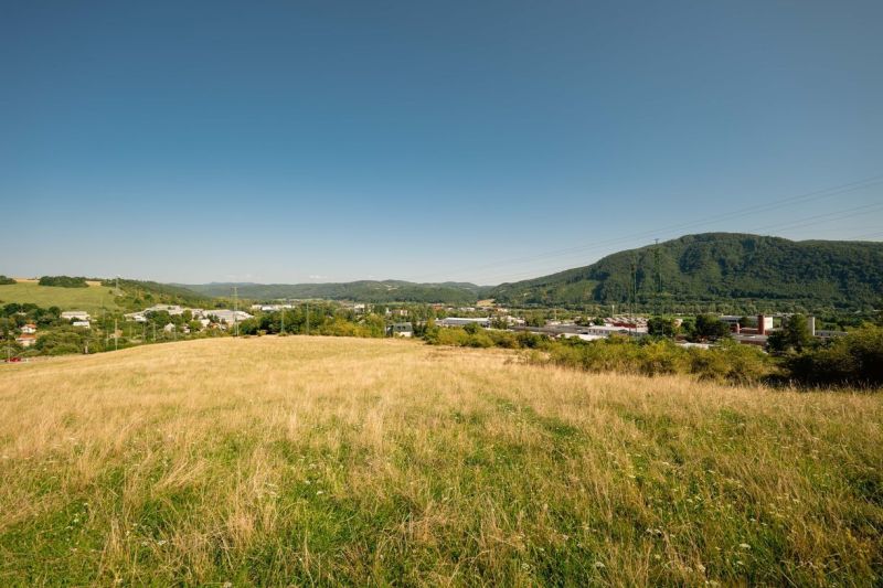 A landscape with meadows and hills on Partizánska cesta in Banská Bystrica, suitable for residential plots.