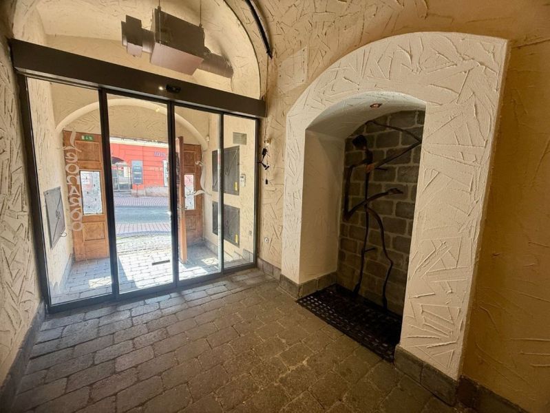 Entrance area with glass doors and an artistic element symbolizing Unique Properties.