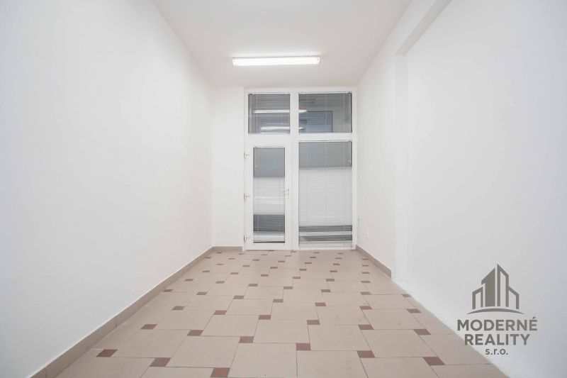 Offices with ceramic tiles and white walls for a pleasant working environment.