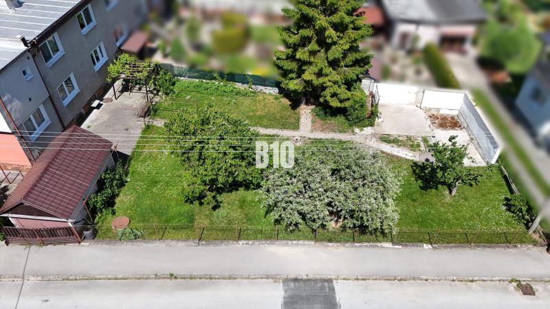 A garden at a family house in Martin with greenery and paved areas in the yard.