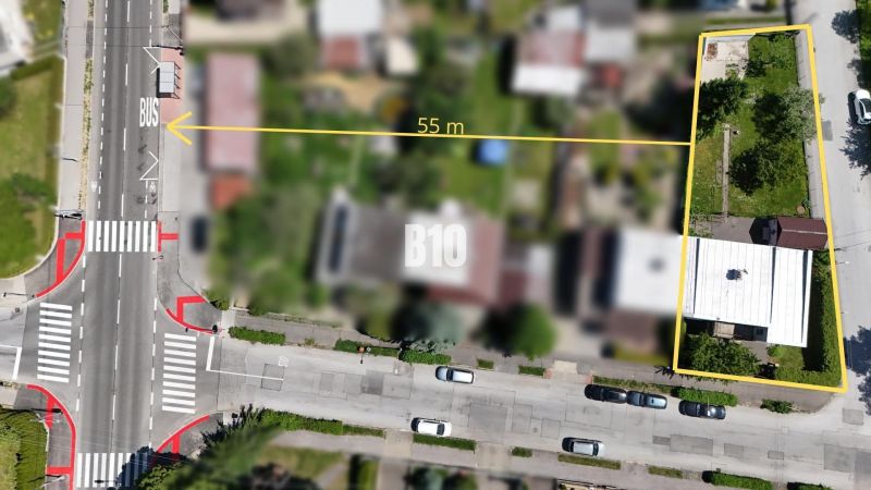 Aerial view of a plot by the road in Martin with an adjacent sidewalk.