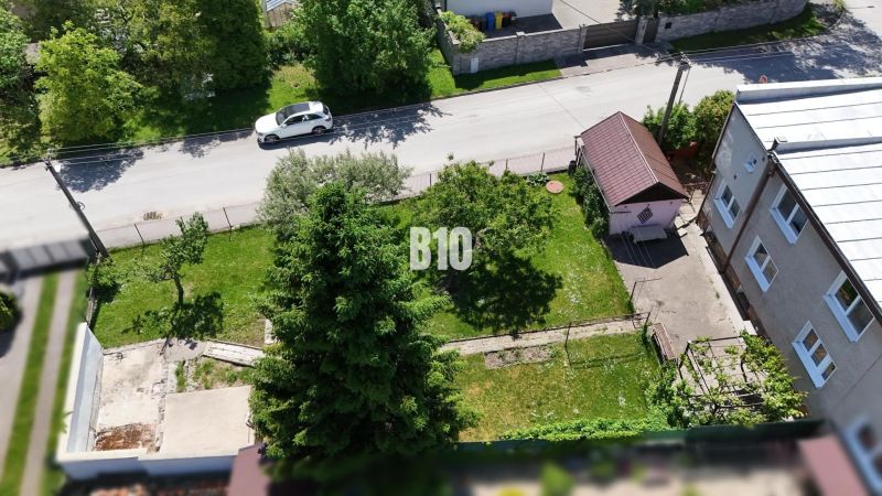 A family house in Martin with a spacious garden and trees next to a quiet street.