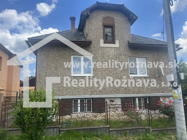 A family house in Rudná with a garden and a tiled roof.