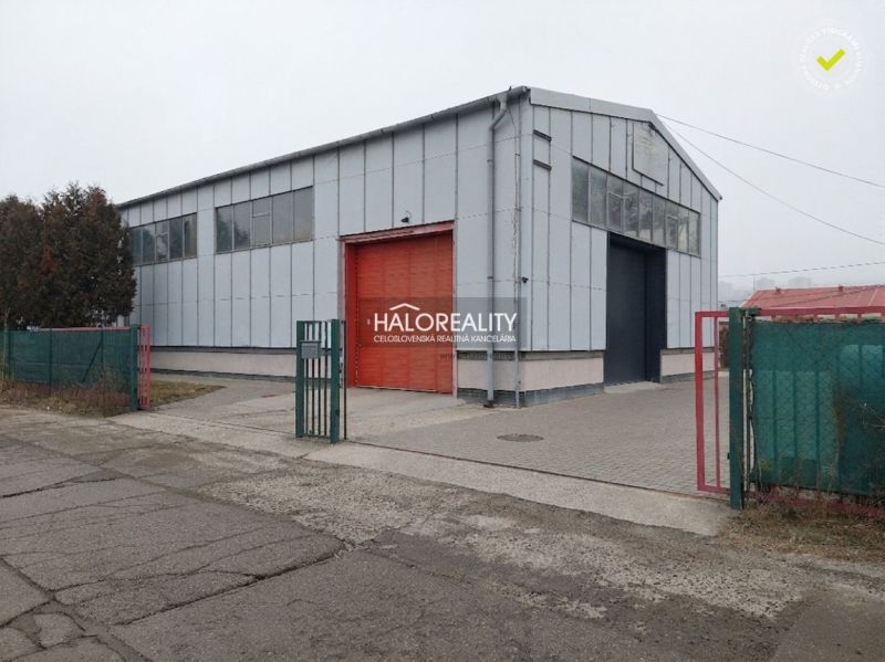 Industrial building with a metal roof and entrance gates in KE - Džungľa, offices.