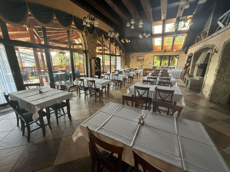 Restaurant in hotels and guesthouses with a classic interior and large windows.