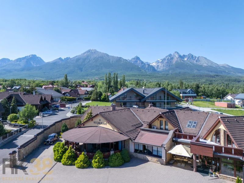 Hotels and guesthouses in Nová Lesná with a view of the High Tatras.