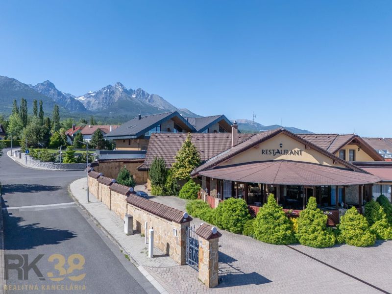 Restaurant and guesthouse in Nová Lesná with a view of the High Tatras.